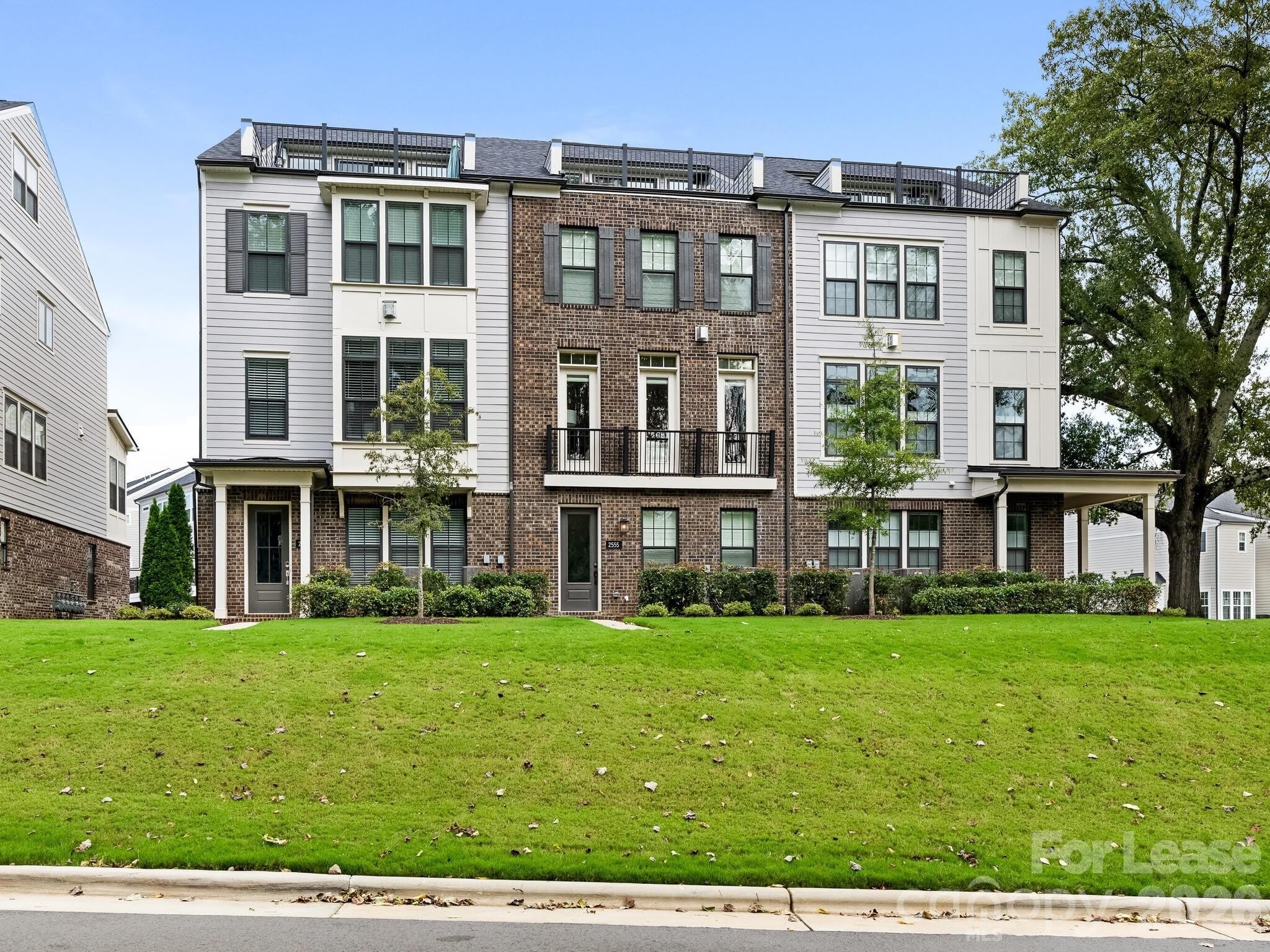 2555 Deacon Avenue – photo 1