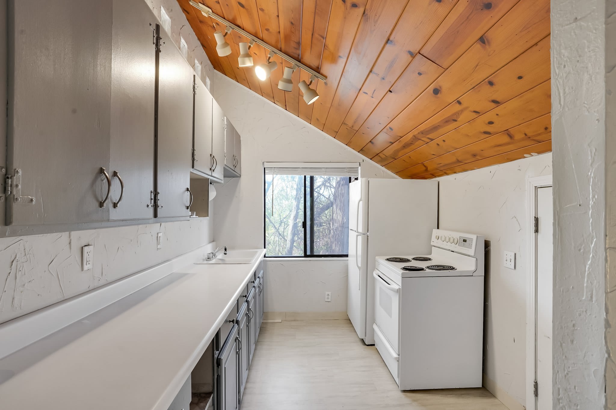 1338 Homestead Avenue – photo 5