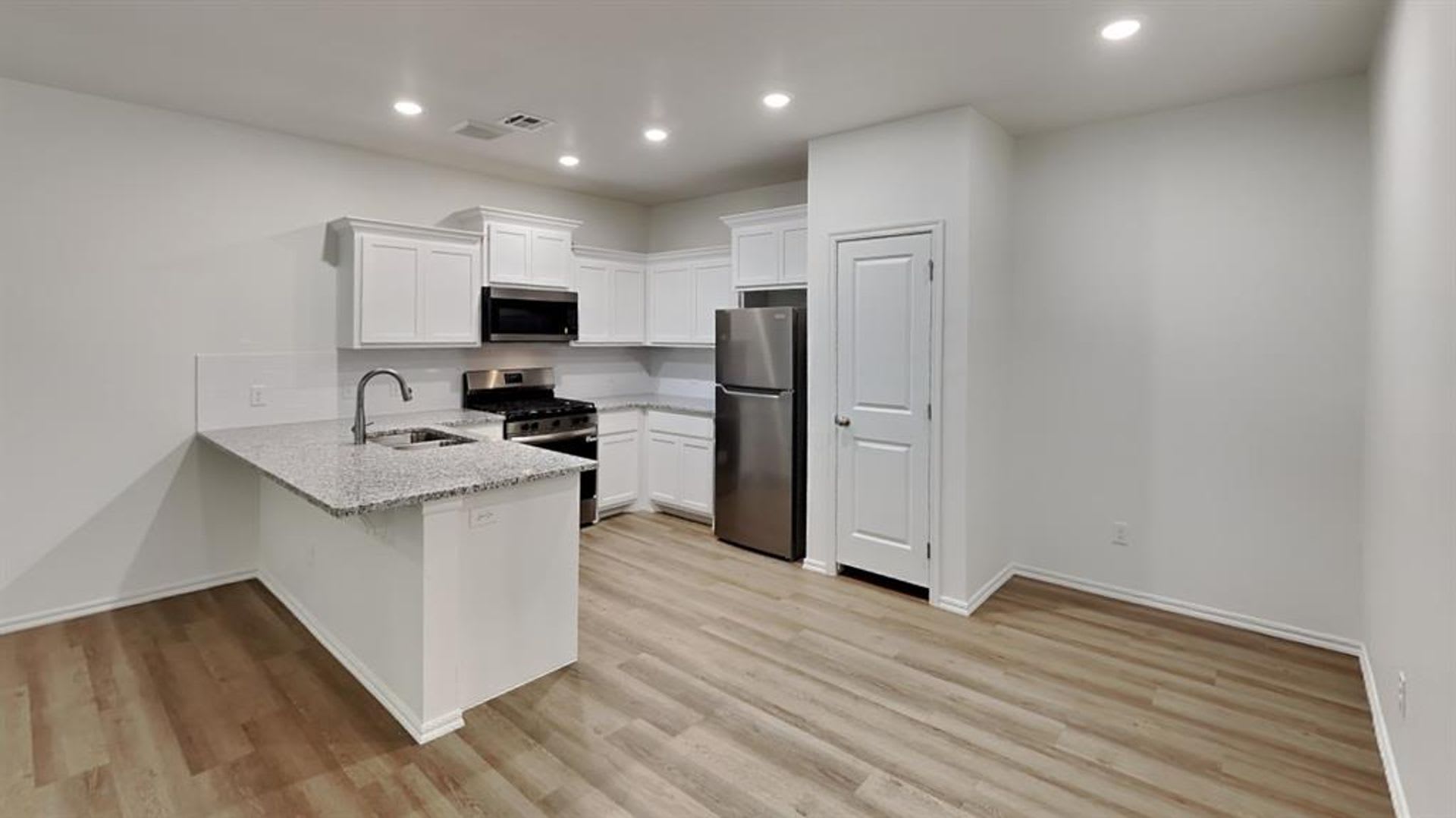 Brand New Stunning and Spacious 3 Bedroom 2 Bath Duplex in Mustang Schools – photo 5