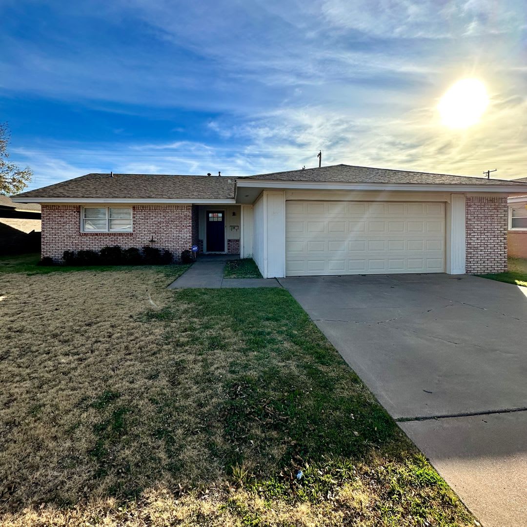 3 Bedroom Home with Open Concept Living! – photo 2