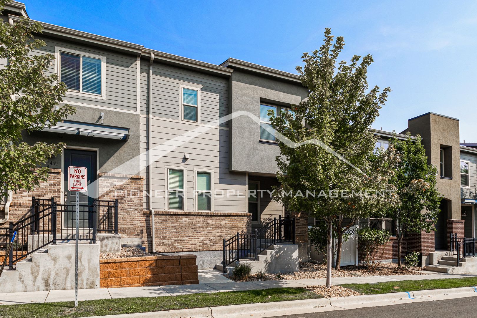 Lovely Townhome with Central AC and Washer/Dryer! – photo 1