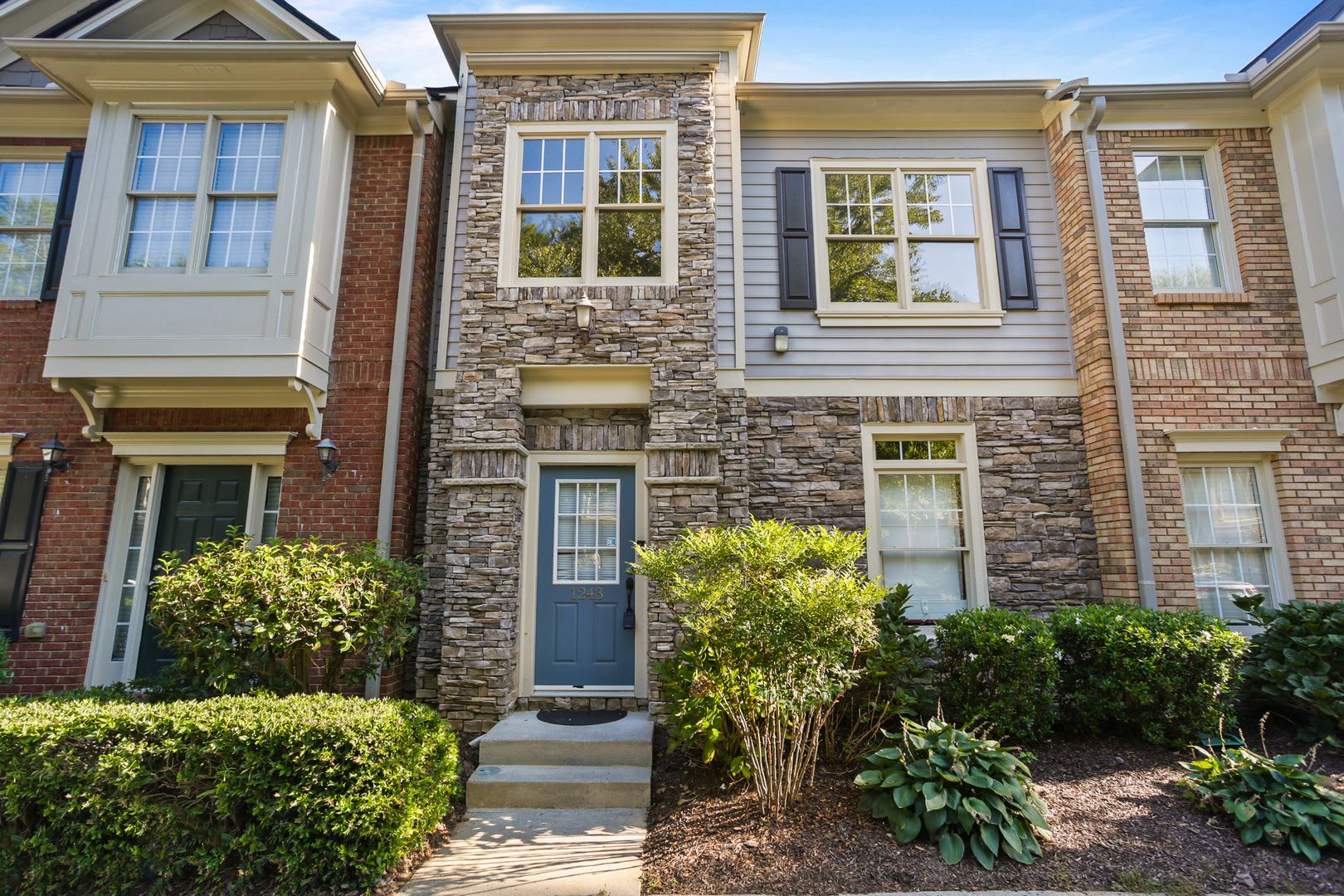 Beautiful 3-Bedroom Roswell Townhome Near Avalon & Downtown Alpharetta – photo 2