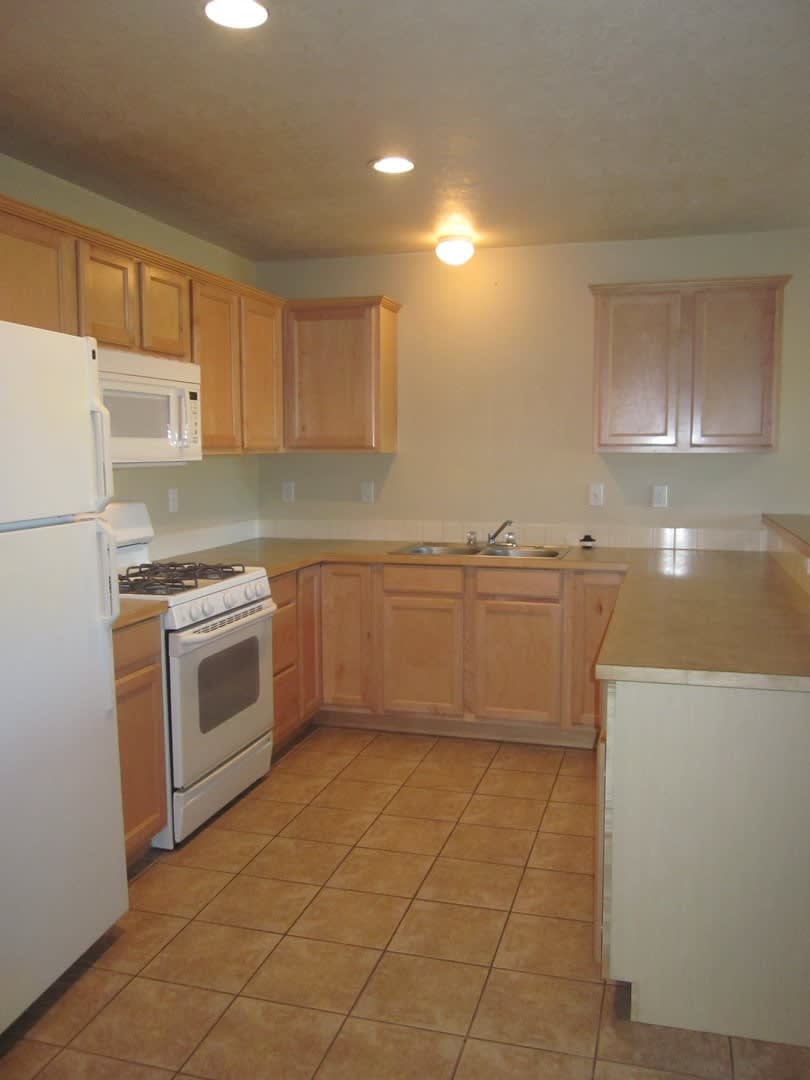 2 Bedroom / 2.5 Bathroom + Office Townhome in Redmond Oregon – photo 4
