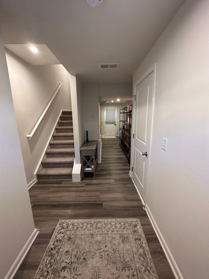 FULLY FURNISHED like-new Townhouse w/ Garage – photo 3