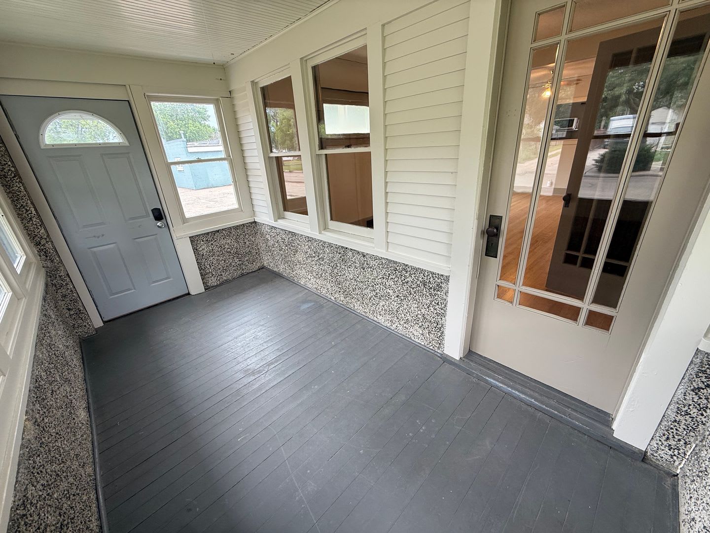 Charming 2 Bedroom Home With Spacious Backyard And 2 Car Garage – photo 3