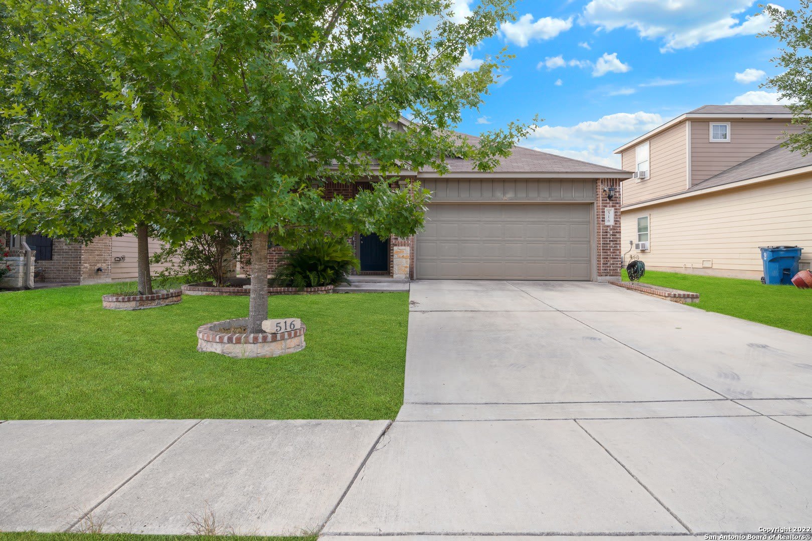 516 STONEBROOK DR – photo 1