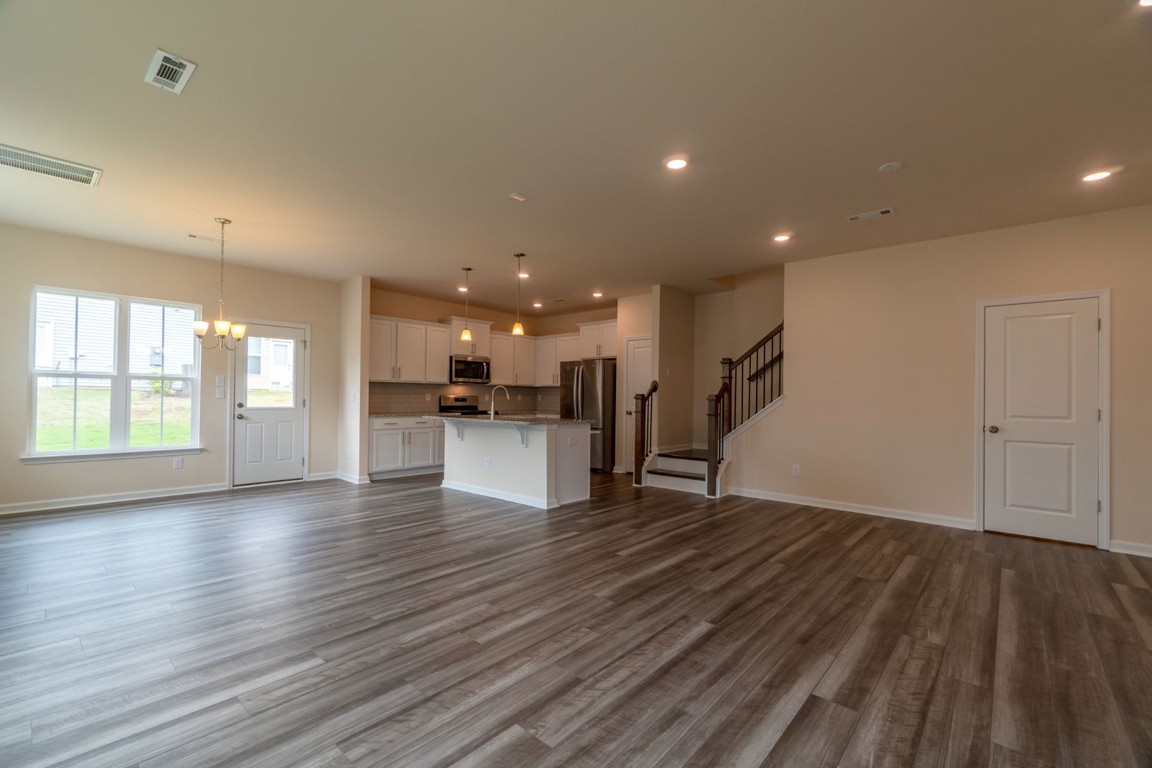 Spacious 3BR/3BA Home with Modern Finishes – photo 4