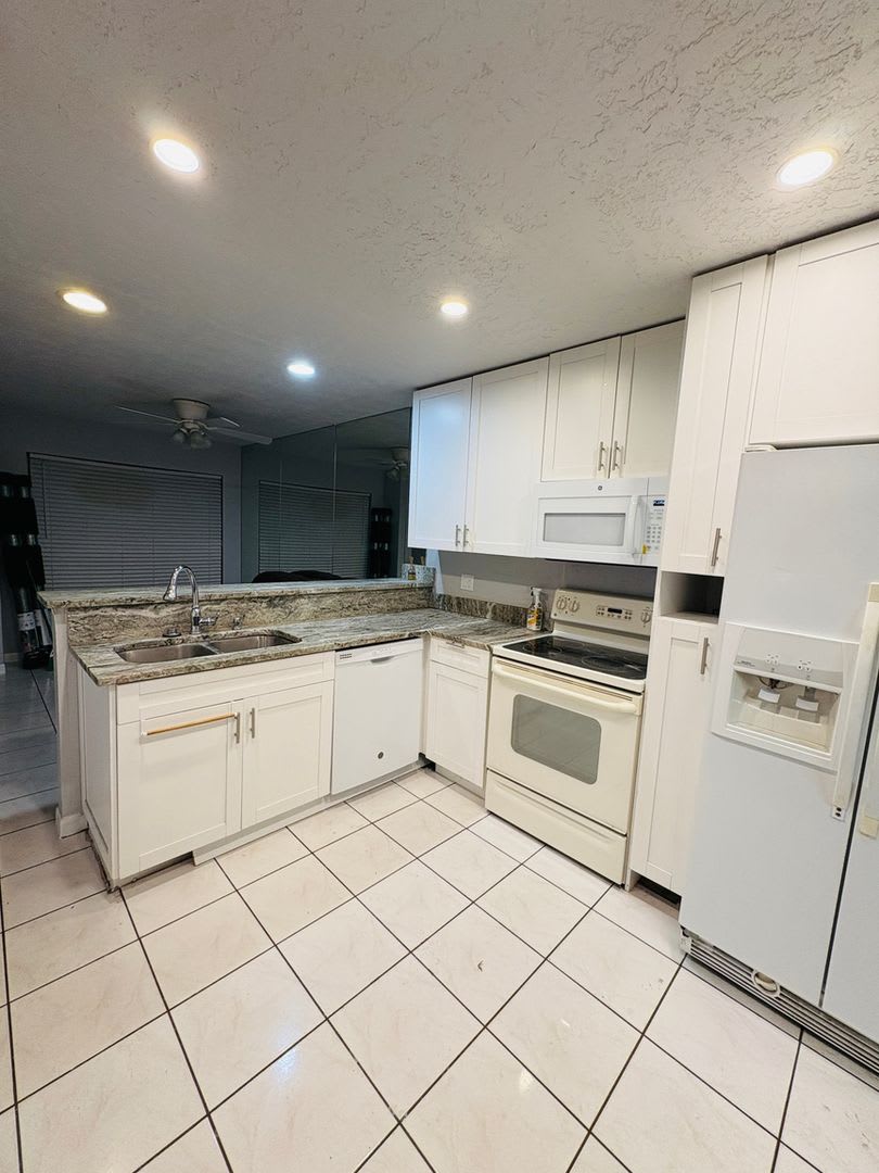Spacious 3BR Townhome with 2-Car Garage in Tampa – photo 3