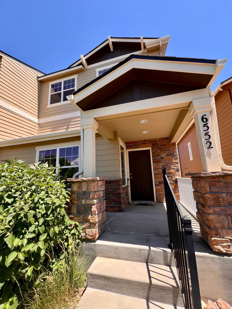 Gorgeous 3 Bedroom Townhouse off North Power Corridor! – photo 1