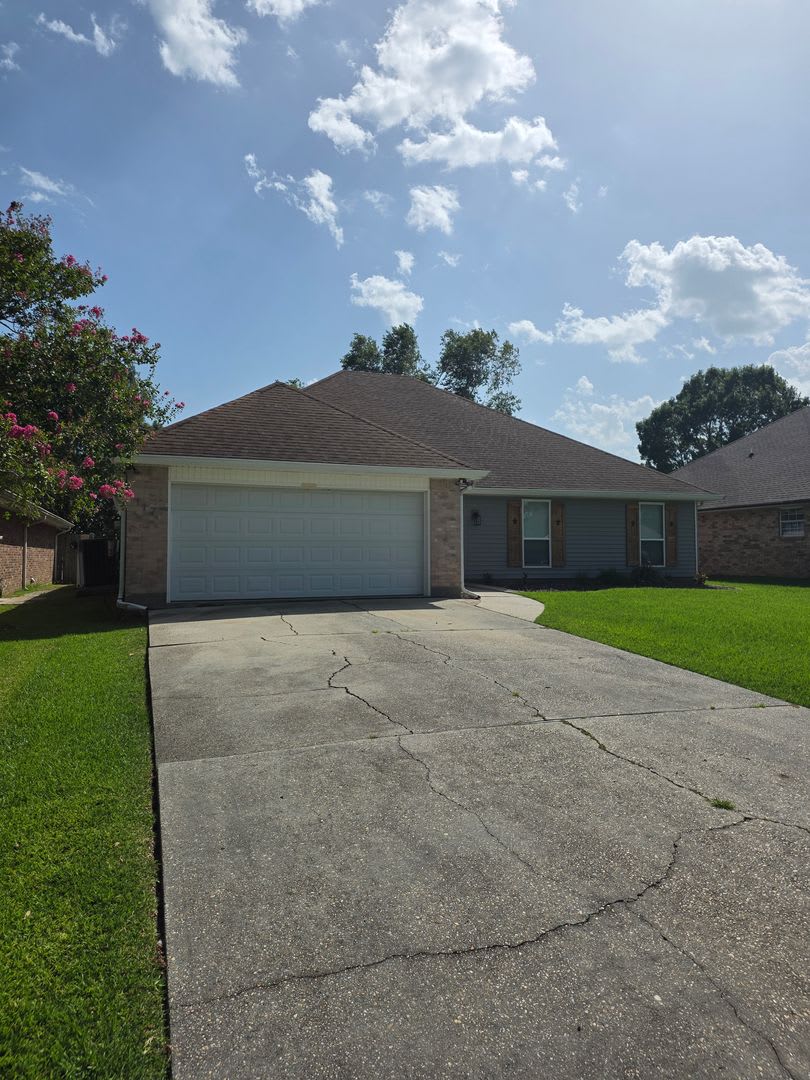 Water Front Living 3 Bedroom 2 Bath Open Floor Plan No Carpet – photo 2