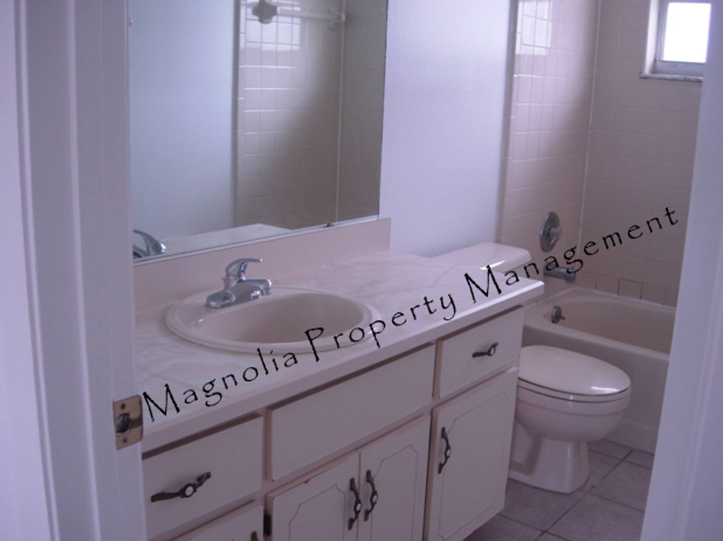 Kissimmee 4 Bedroom 2 Bathroom- Fenced Yard – photo 4