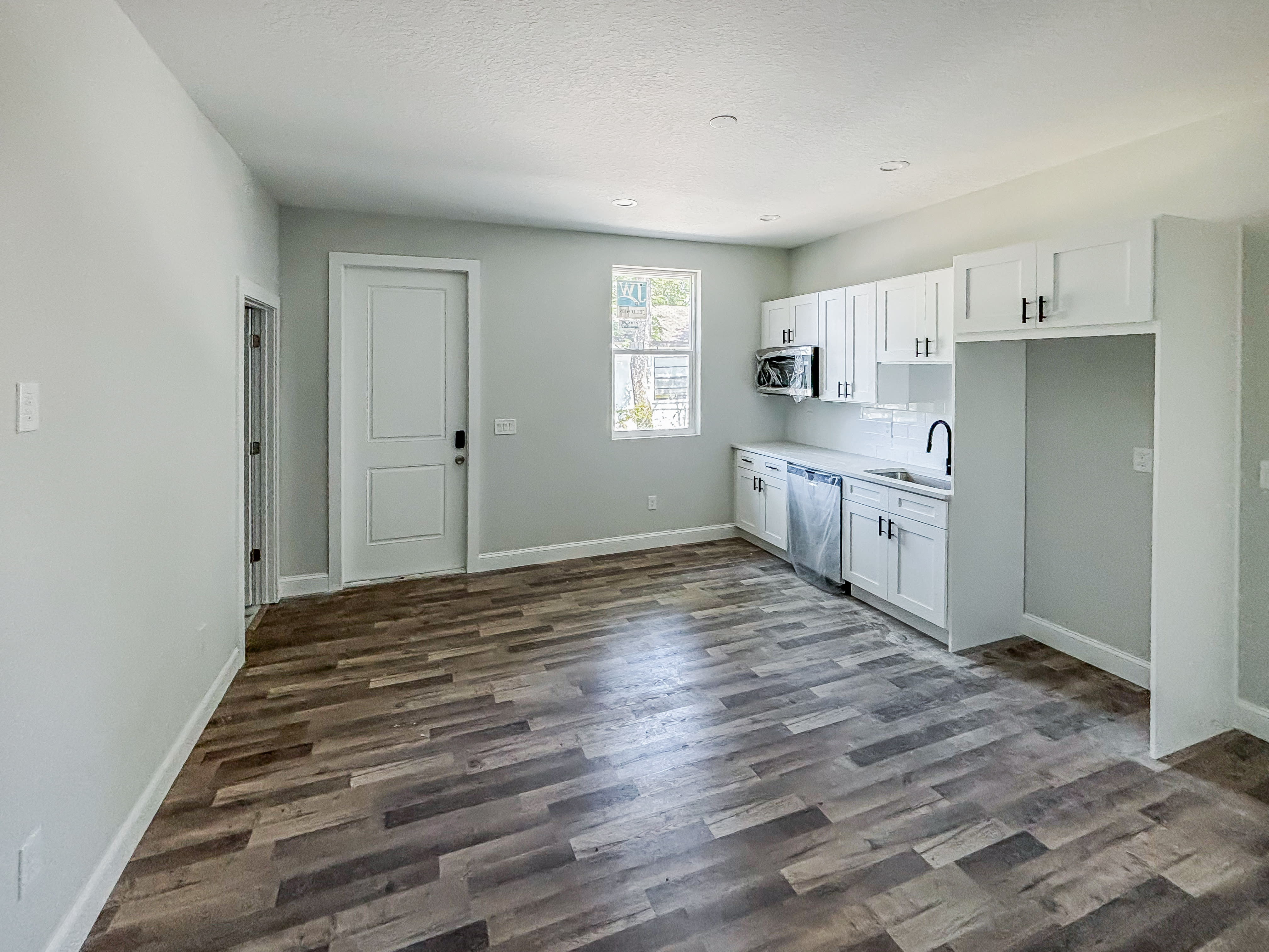 4233 E Curtis St – photo 2