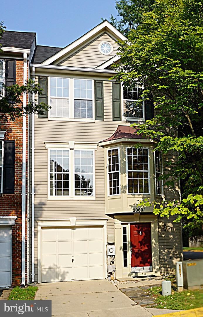 A gorgeous townhouse with one-car garage in a desired community in Germantown! – photo 1