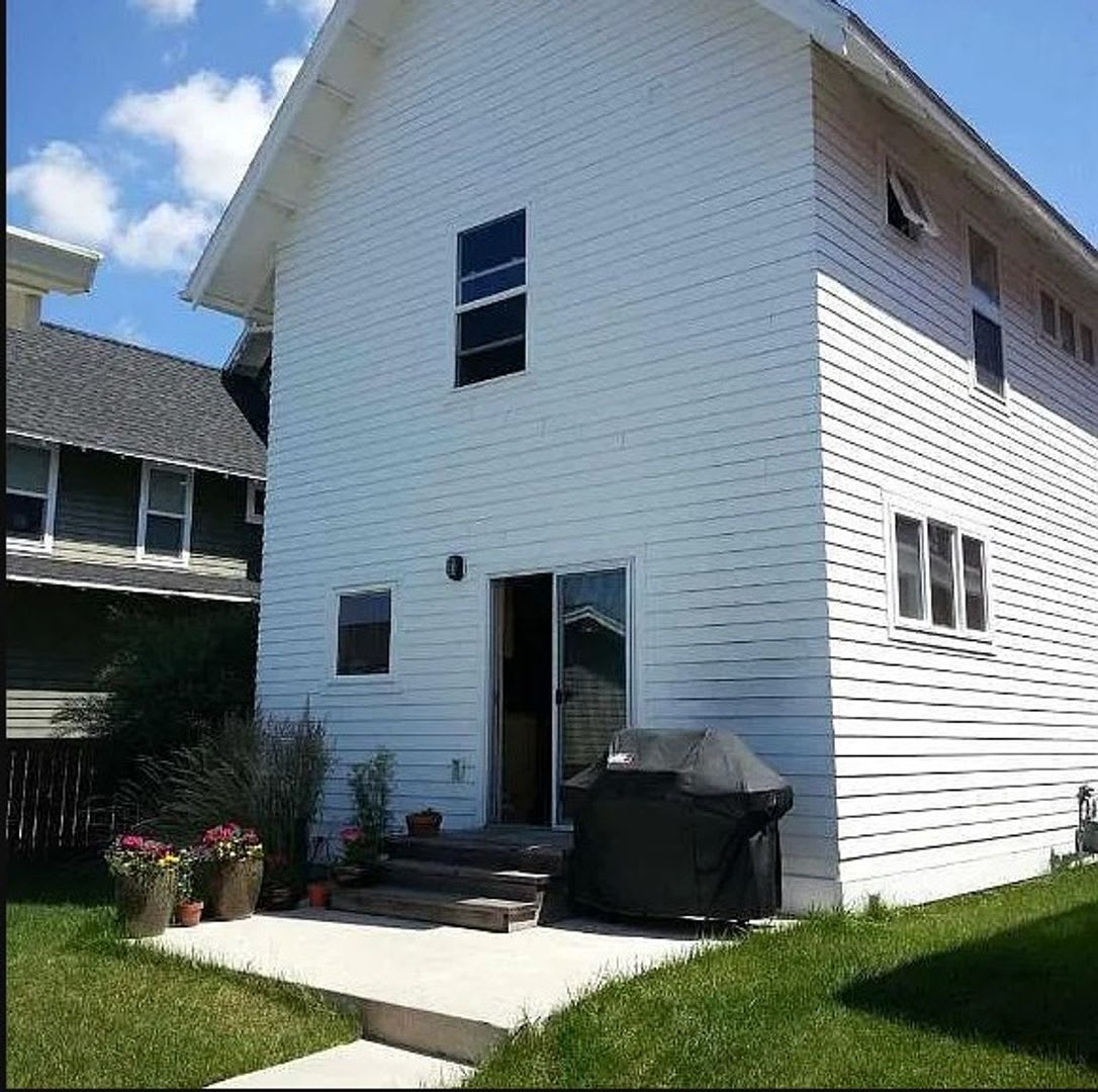 Beautiful uniquely designed home ready for new tenants! – photo 2