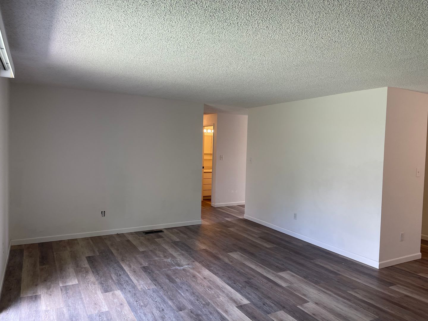 Very Nice 3 Bedroom 2 bath Home-Fully fenced Back Yard-East Medford – photo 5