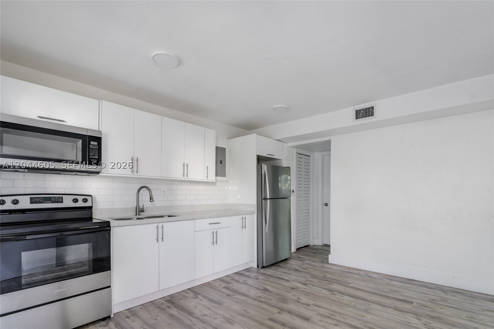 1630 NW 18th St – photo 1