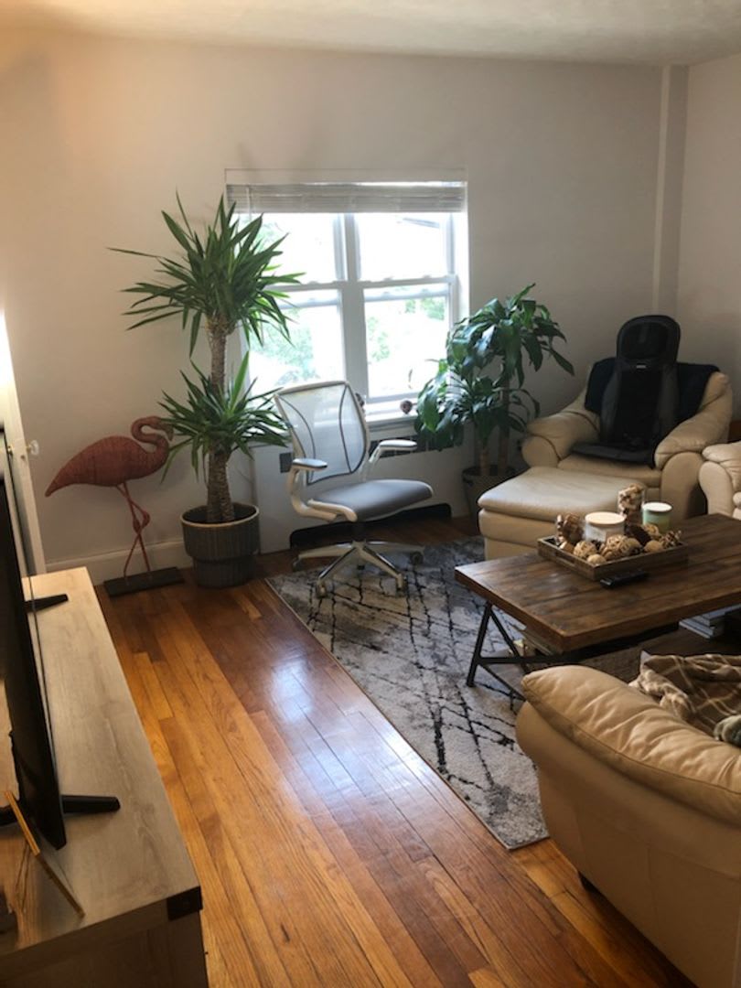 Nicely renovated 1 bed in Oak Square! – photo 3