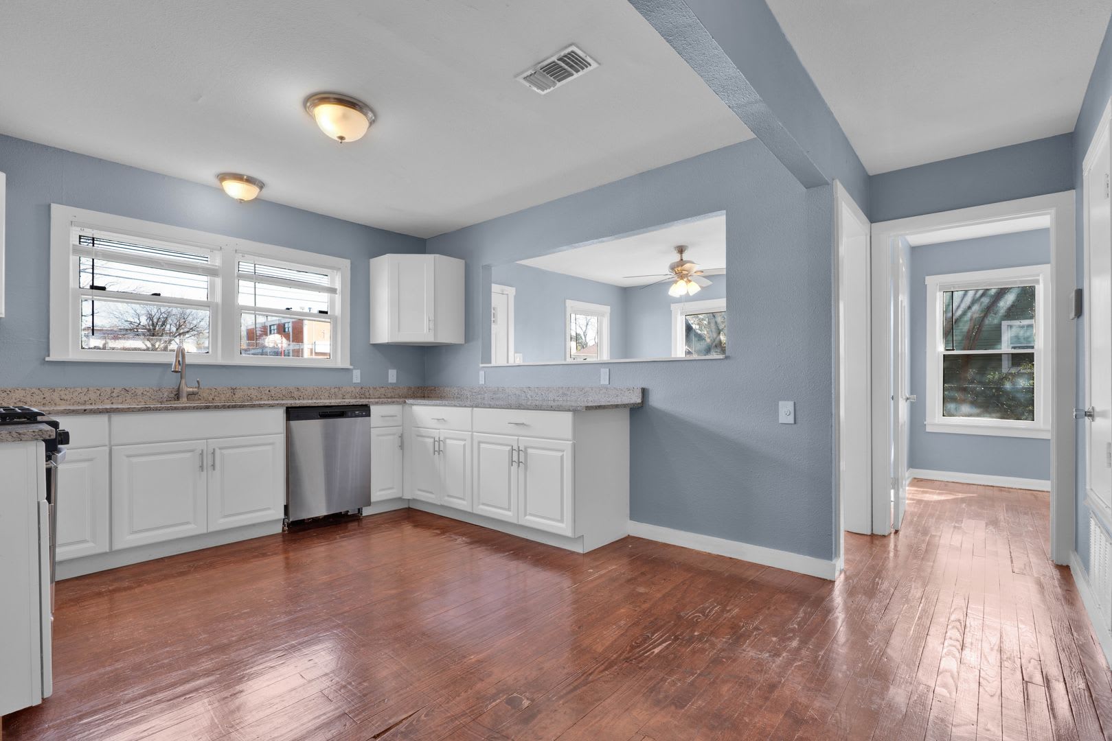 Cozy 3 Bed 2 Bath- Newly Renovated Home in Downtown San Antonio! – photo 2