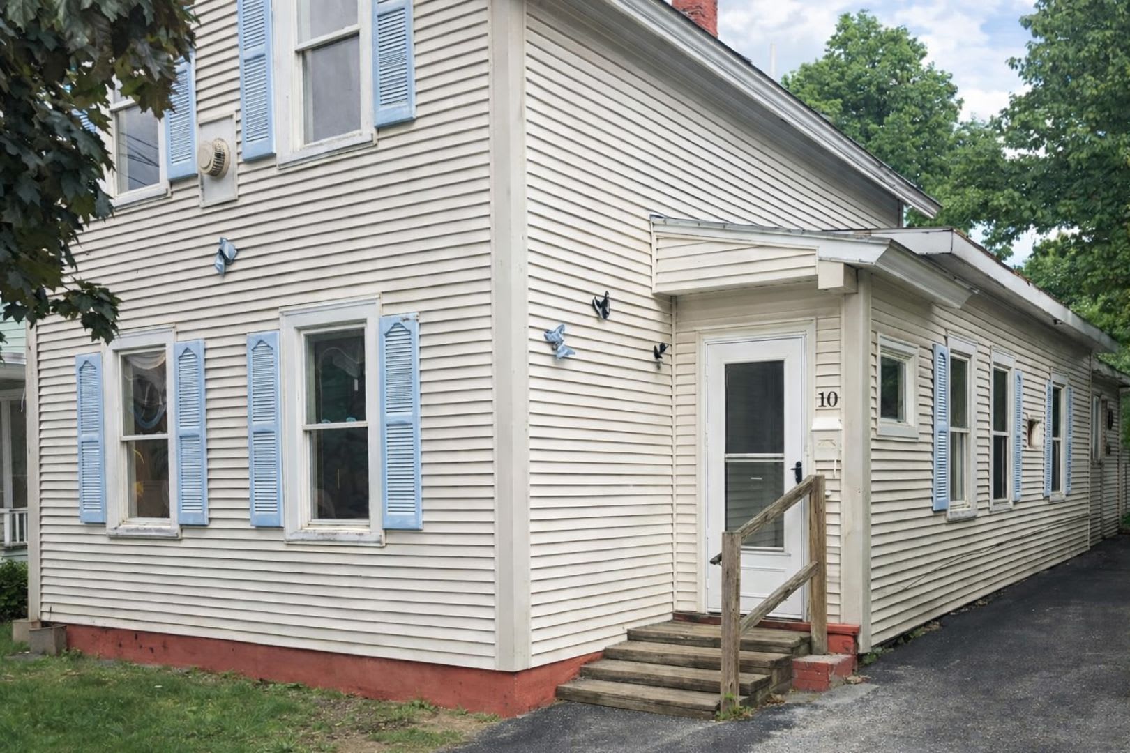 Spacious 5-Bedroom, 4-Bathroom Home 1 MONTH FREE RENT ( 10 Walnut St) – photo 1