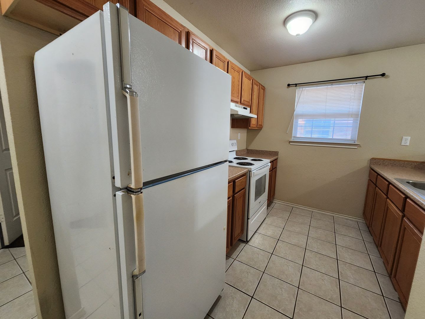 2 2 1 Duplex No Carpet Easy Access To Ih 35 Hwy 46 Fenced In Yard Fridge Included Cisd – photo 4