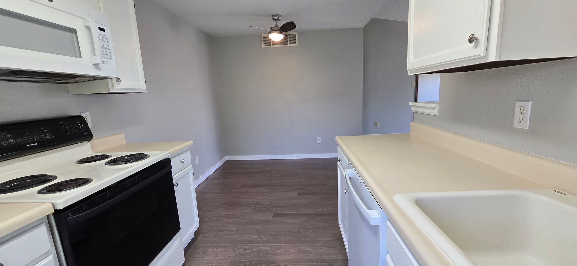 Top-Floor 2BR/2BA Condo with Vaulted Ceilings, Office Room, Patio & Community Amenities in Thornton! – photo 3