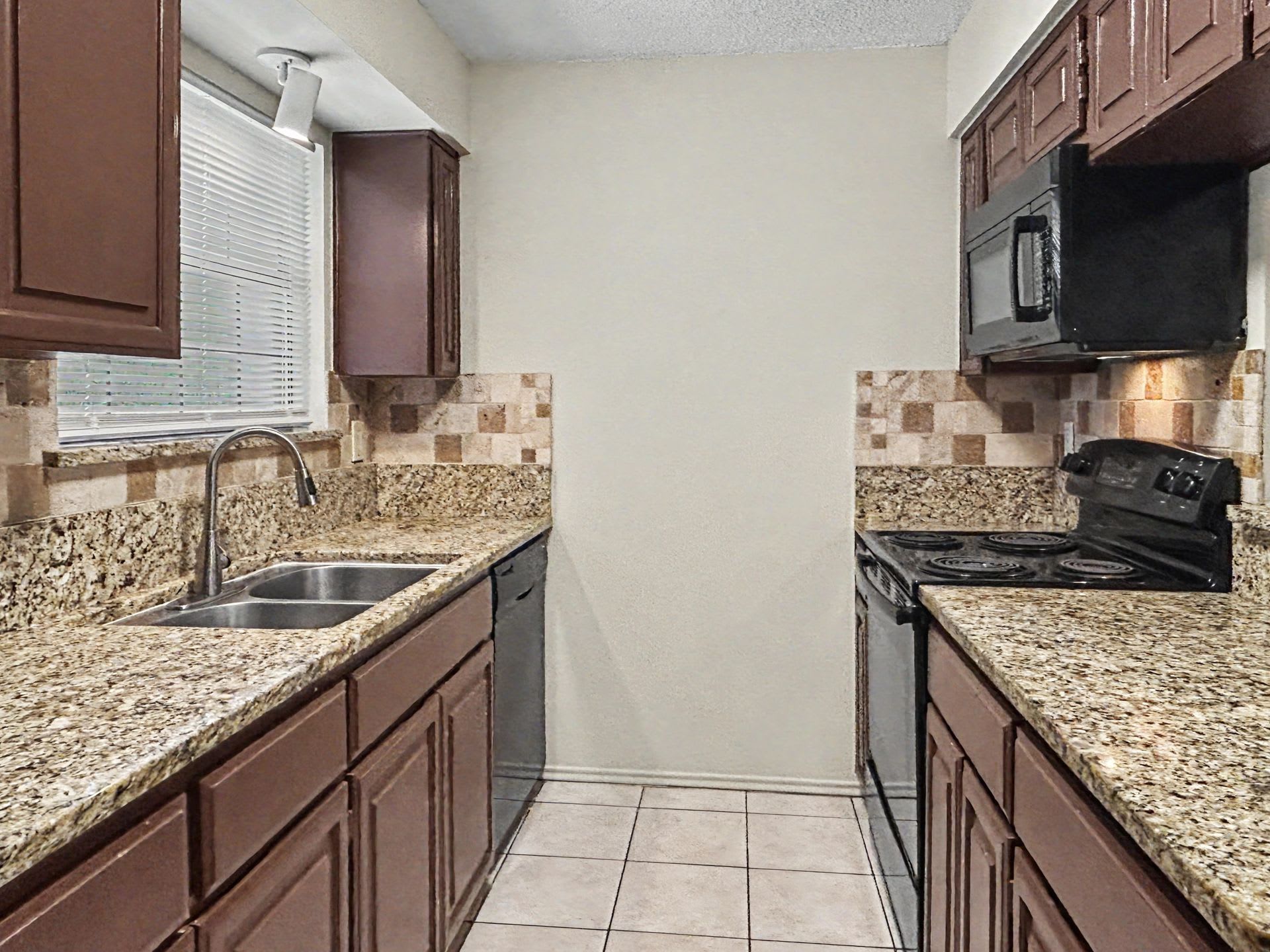 Charming 2BR Condo with Vaulted Ceilings, Fireplace & Pool Access – photo 4