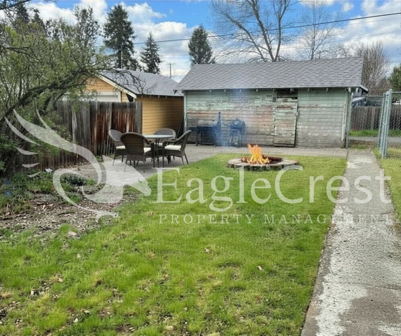 Charming 3BR Home with Spacious Yard & Bonus Living Space! $200.00 OFF 2nd Month Rent!! – photo 3