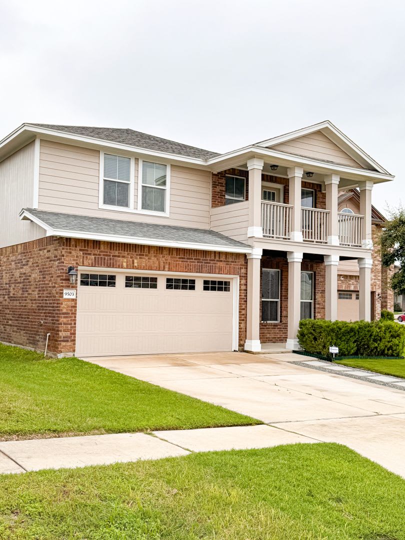 Pending Beautiful Home In Yowell Ranch – photo 1