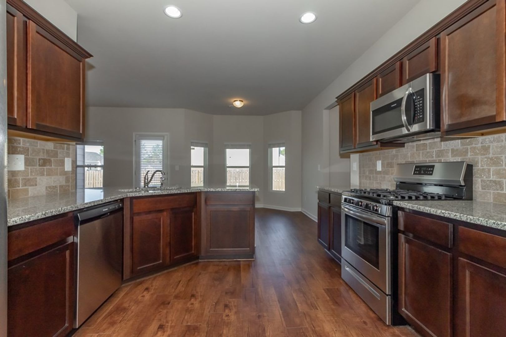 Spacious 5 Bedroom in Southwind Village – photo 5