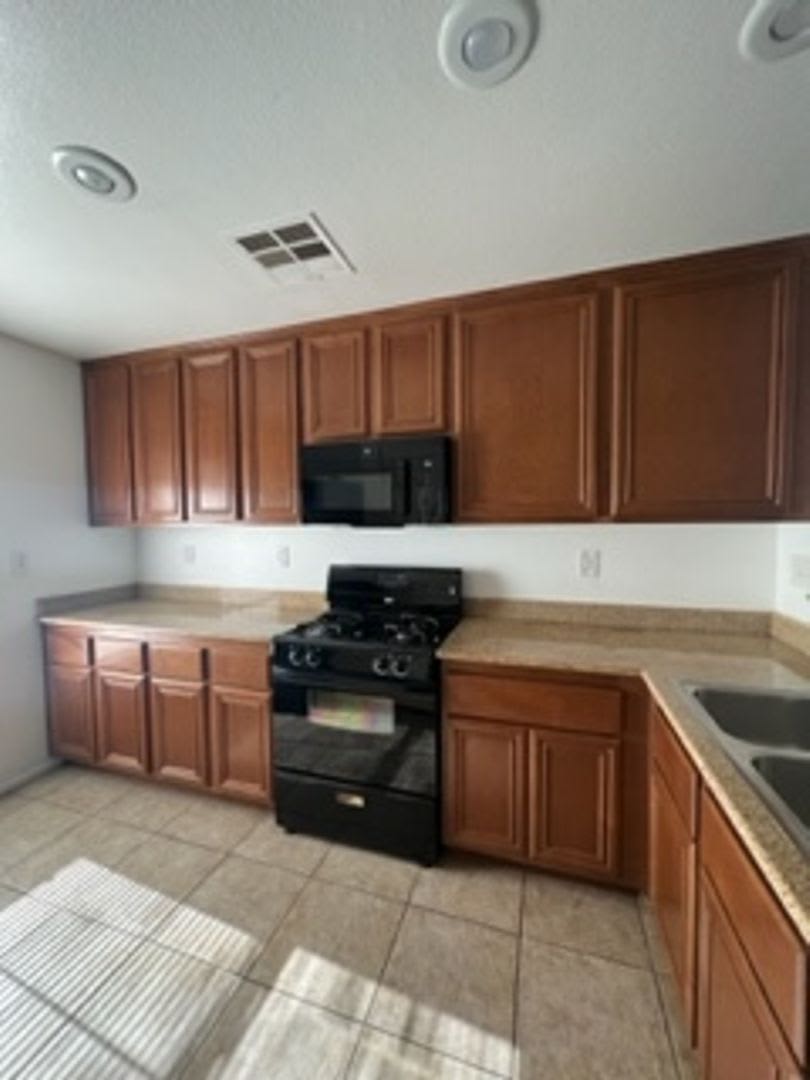 Henderson 3 Bedroom in Gated Community! – photo 5