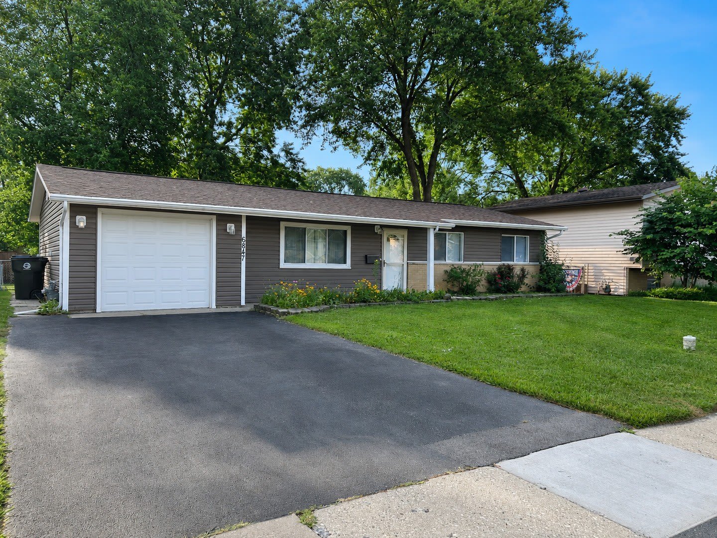 6847 Hawthorne Lane – photo 2