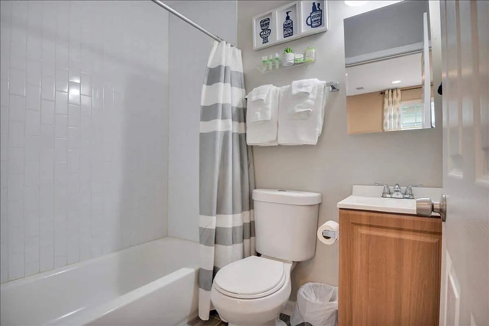 Room in 4 Bedroom Home at Mayson Turner Rd NW – photo 4