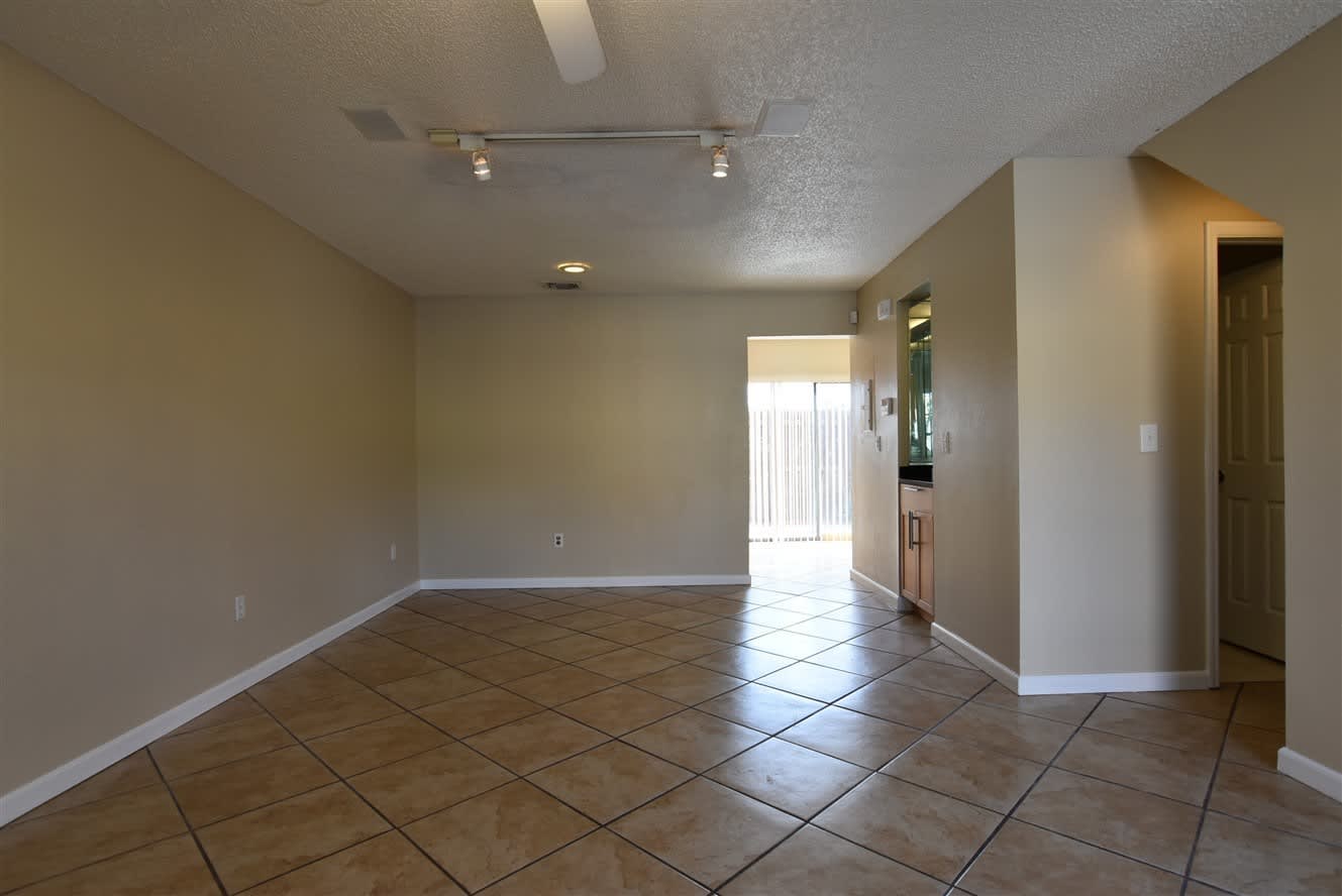 2Br 2 5Ba Updated Home In Hidden Oaks Winter Park Kitchen Updated Tile Floor Downstairs Community Pool – photo 3