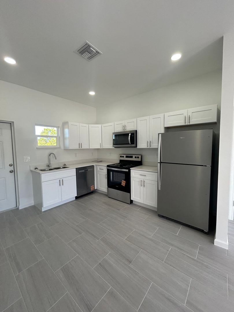 Brand New Modern 2Br 2Ba Home With Garage Desirable Lake Placid Location – photo 4