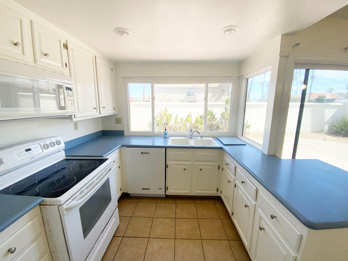 3 Bedroom Home With Lots Of Natural Light – photo 5