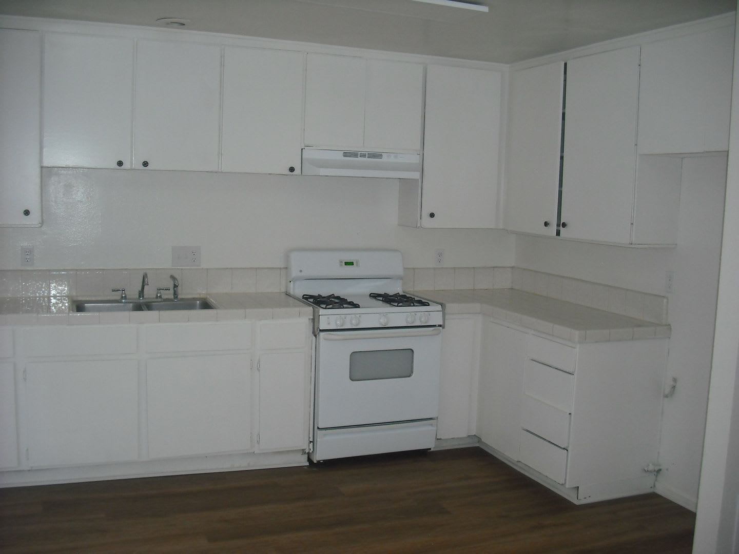 Spacious 2 Story 3 Bedroom Whalers Village Condominium Home – photo 4