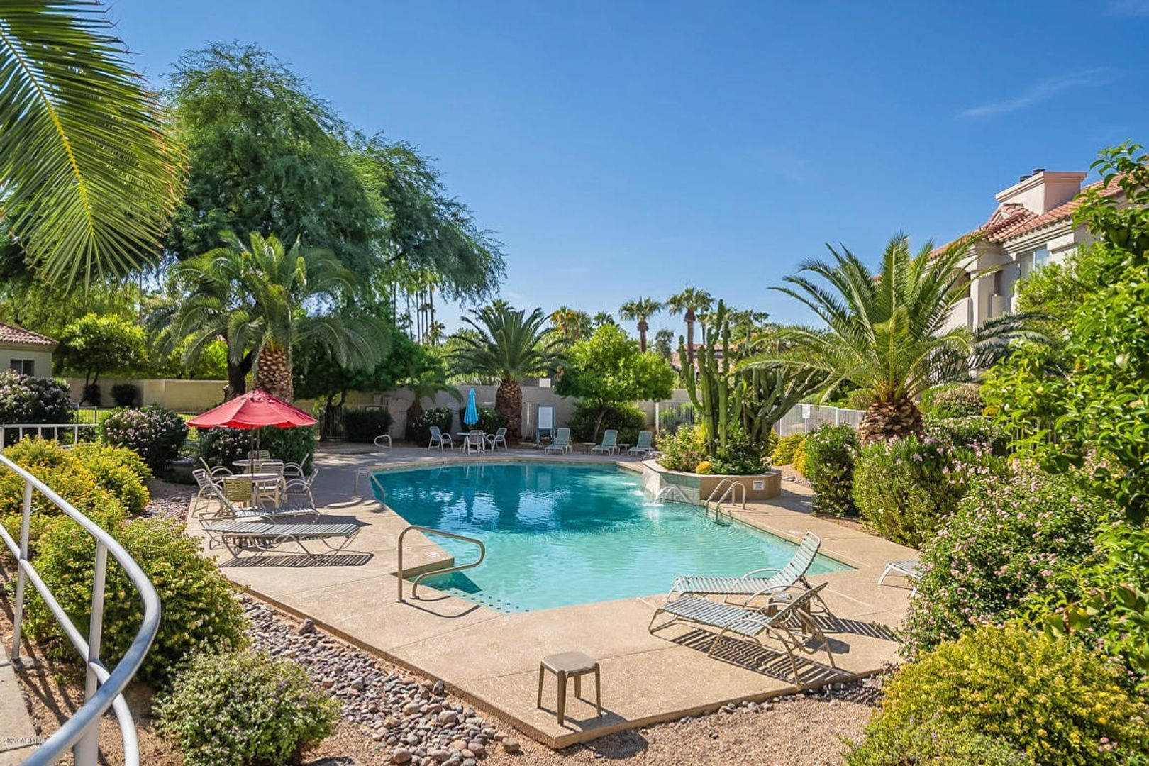 2 Bedroom Paradise Valley Gem with Private Patio & Fireplace – photo 2