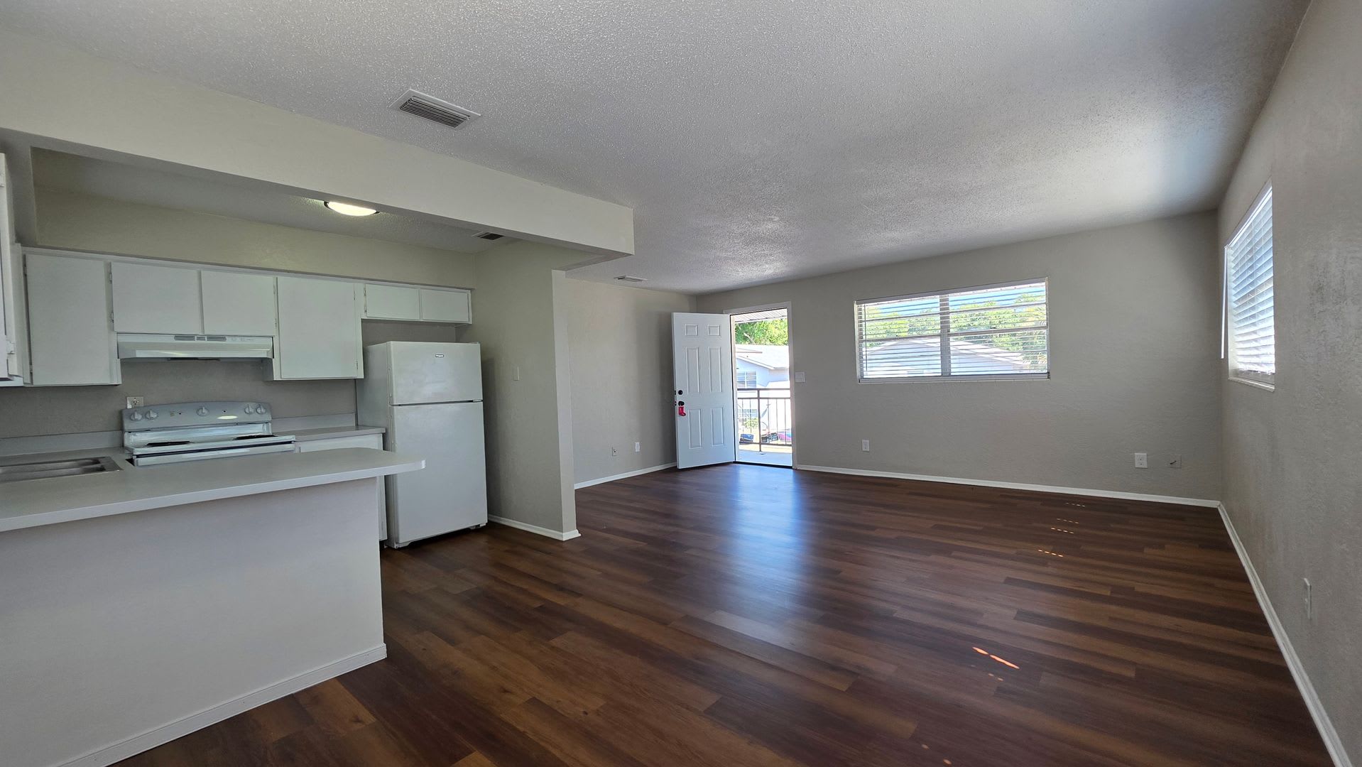 ** HALF OFF 1ST MONTH'S RENT WITH 13 MONTH LEASE ** – photo 3