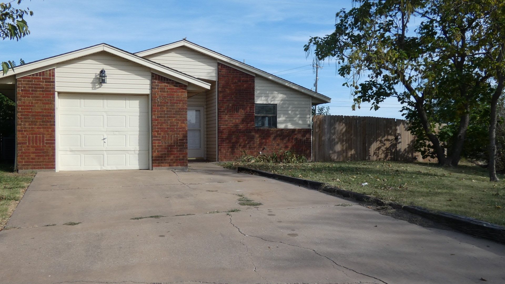 2512 SW 39th St. – photo 1