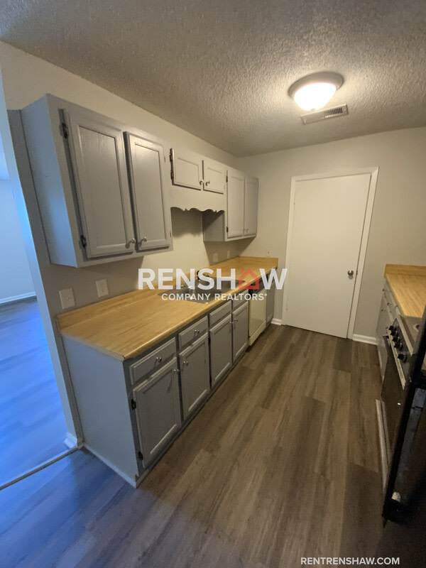 900 S College St – photo 4