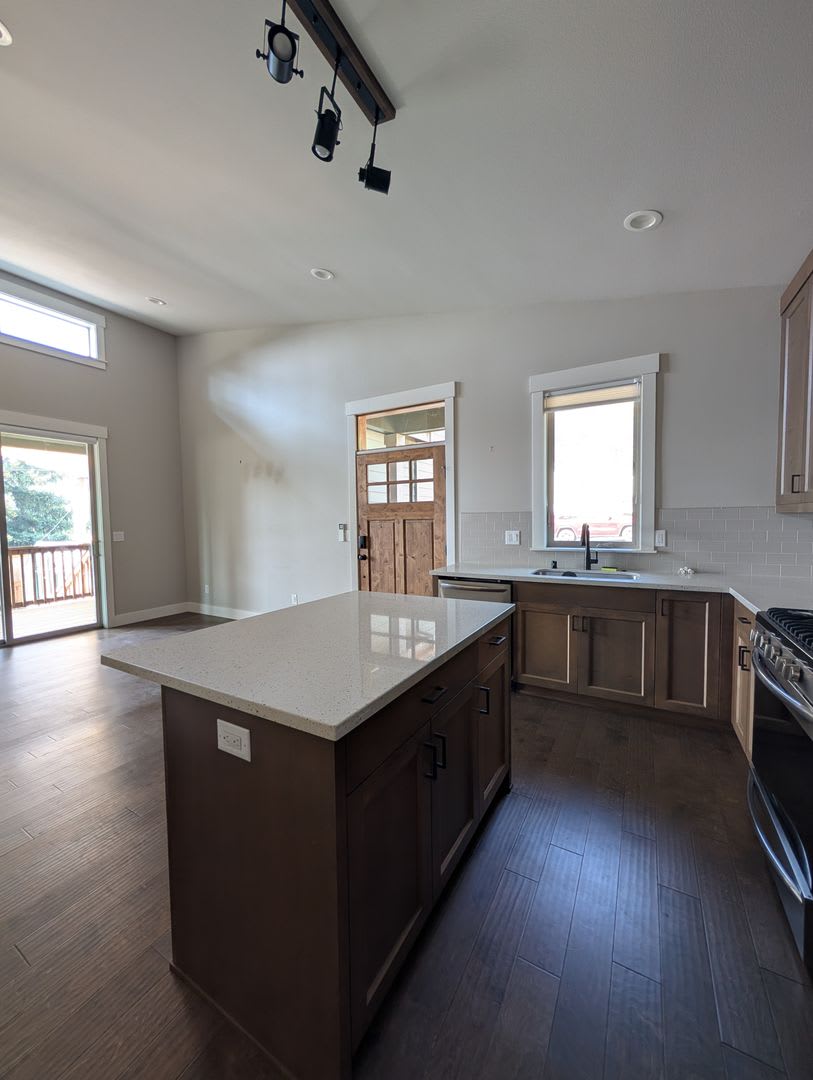 1 bedroom 1 Bath in Bingen, WA – photo 2