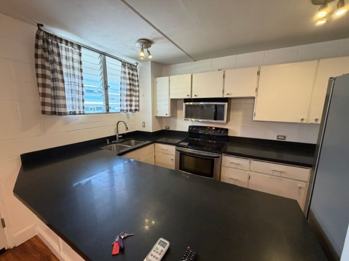 1/1 w/ 1 covered secured parking near Downtown- Electricity included – photo 3