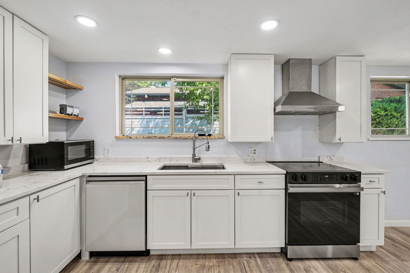 Remodeled 4 Bedroom Home On Corner Lot – photo 3
