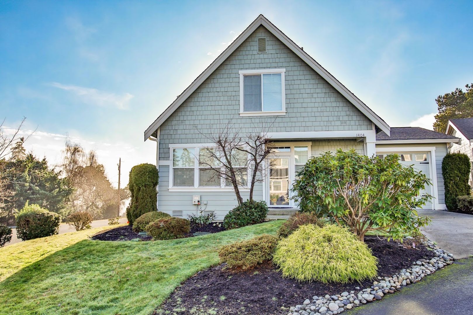 Gorgeous- Fully Furnished Home in Holmes Harbor, Pet Friendly and Landscape Included! – photo 2
