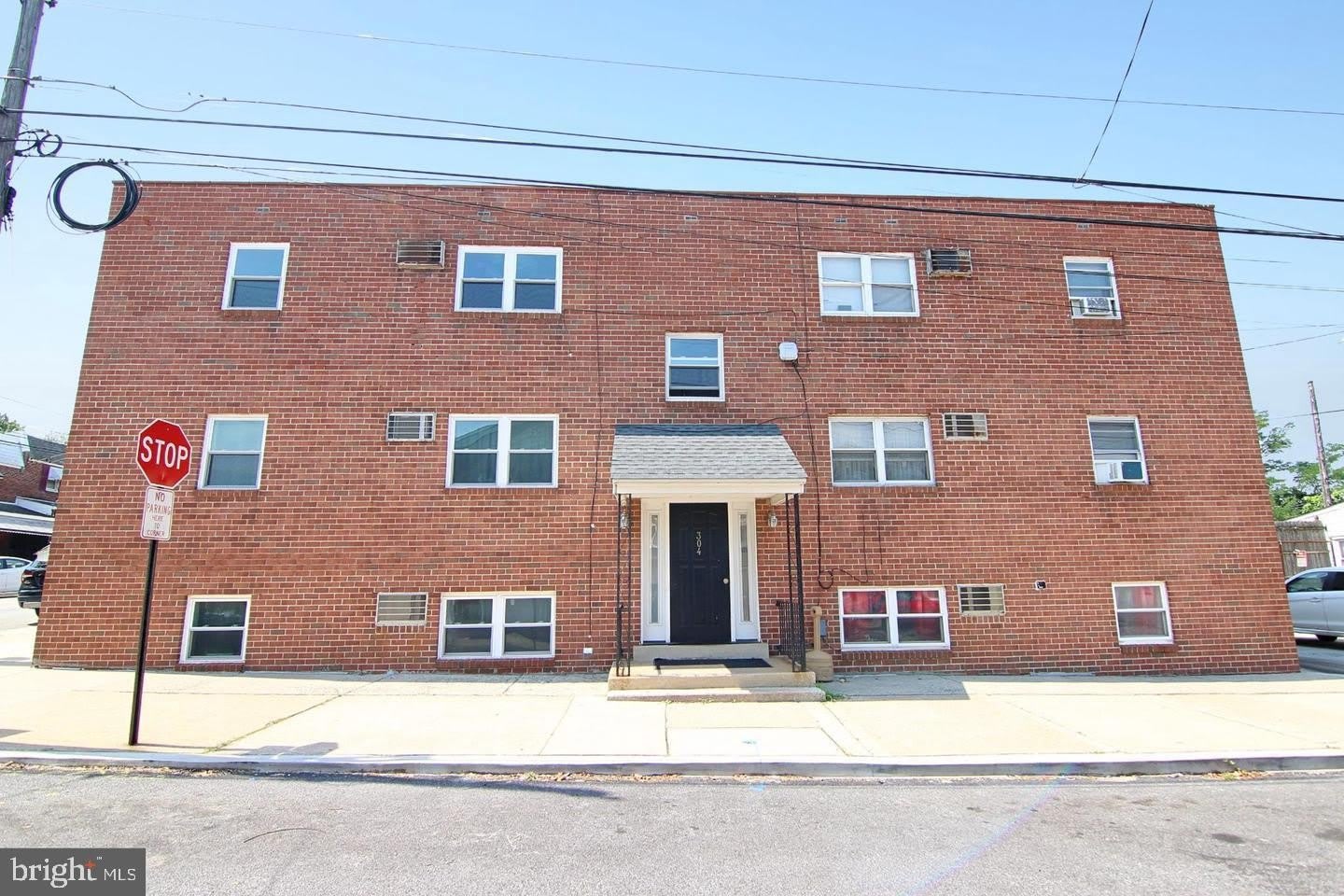 304 W 6TH Street – photo 1