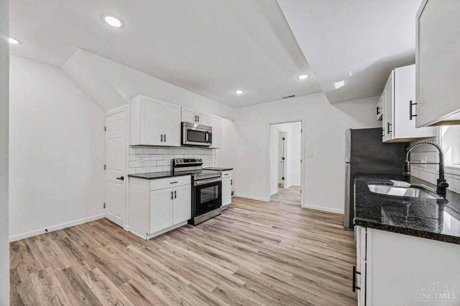 270 Wortman Street – photo 5