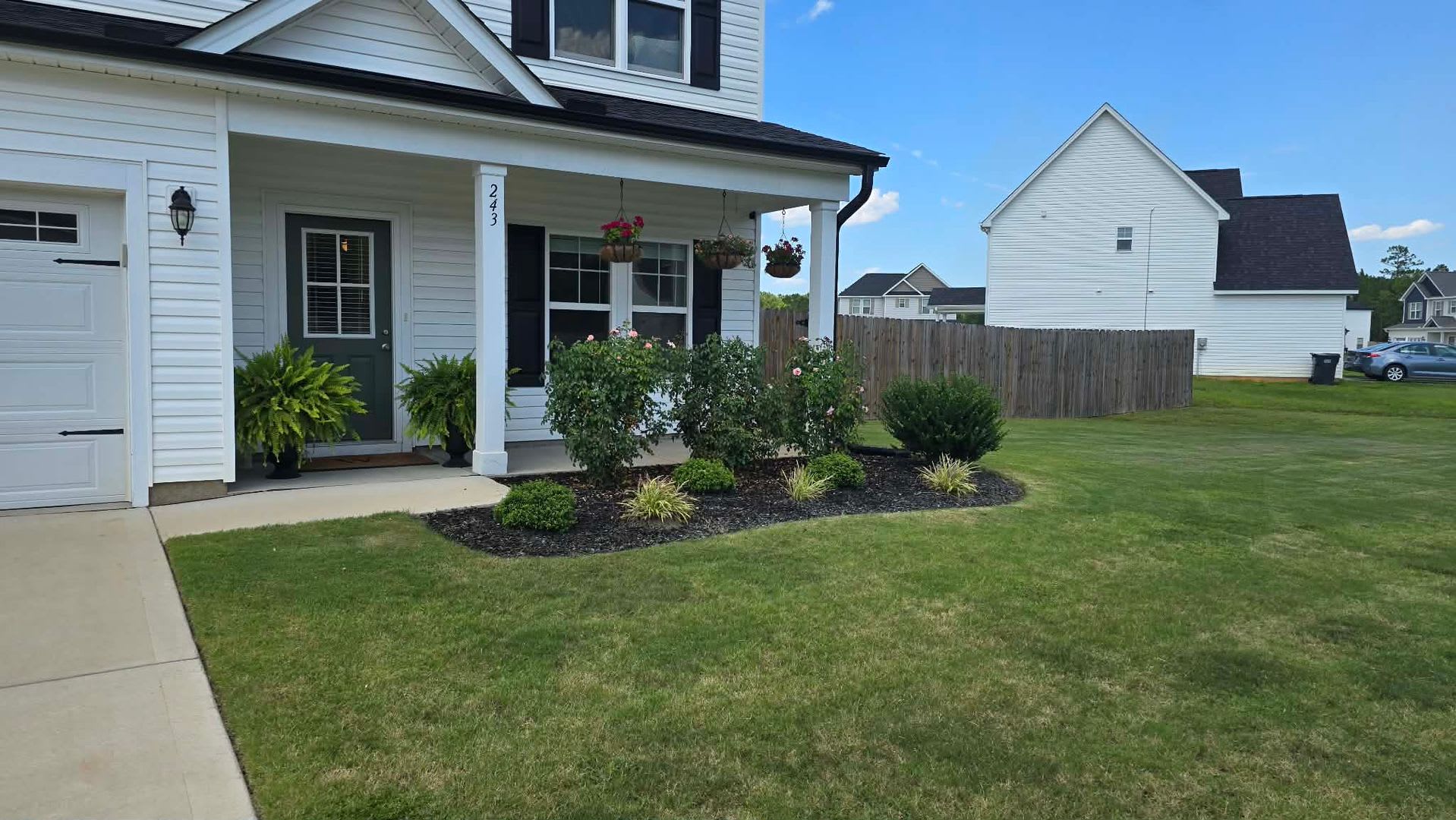 4-bedroom, 2.5-bath rental featuring an inviting open floor plan in Linden – photo 2