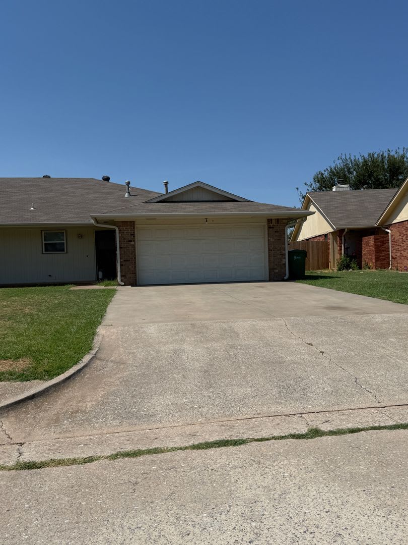 **3-BEDROOM DUPLEX FOR LEASE — YUKON, OK!** – photo 1