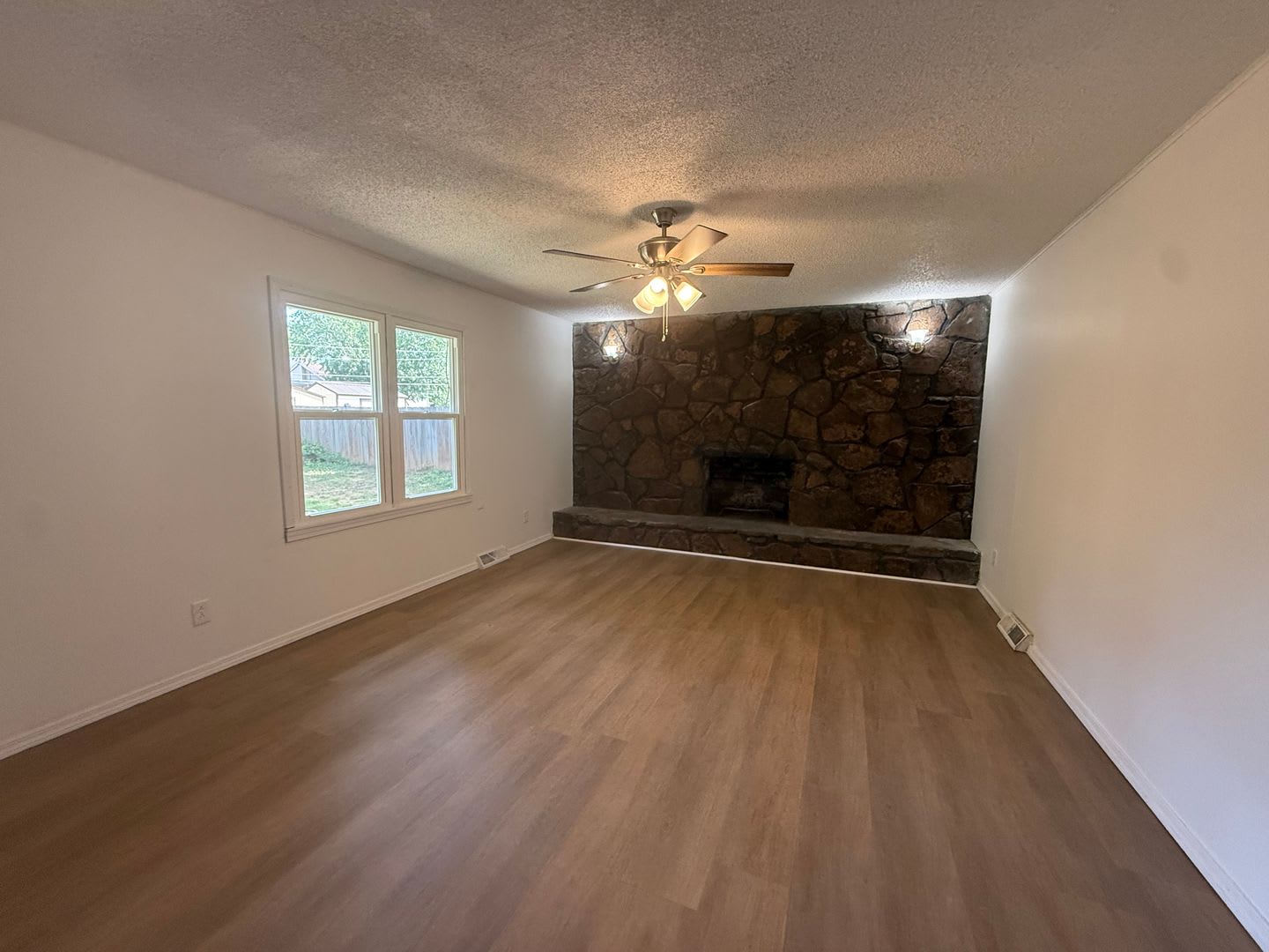 Recently Remodeled 3 Bed 2 Bath with 2 Car Garage AVAILABLE NOW! – photo 5