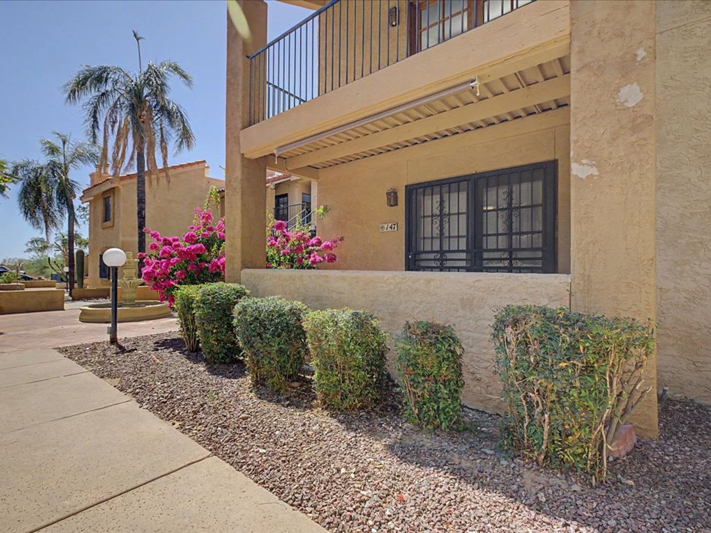 Charming 2 Bed 2 Bath Downstairs Unit With Great Amenities – photo 3